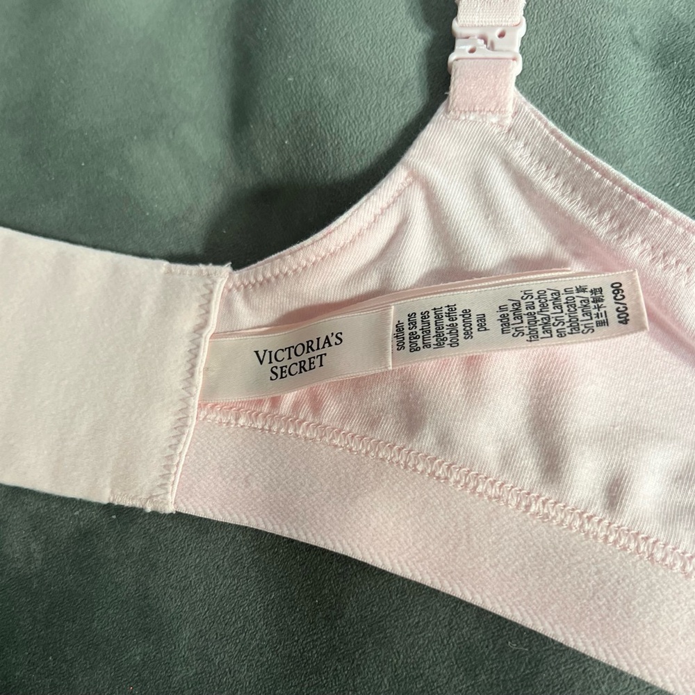 THE T-SHIRT Victoria’s Secret 40C
Lightly Lined Wireless Cotton Bra - Picture 9 of 13